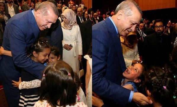 Cumhurbaşkanı Erdoğana çocuklardan yoğun ilgi