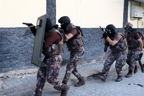 Adanada 47 adrese polis baskını