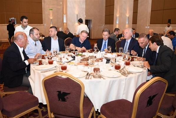 Başkan Demirörenden futbol ailesine iftar yemeği