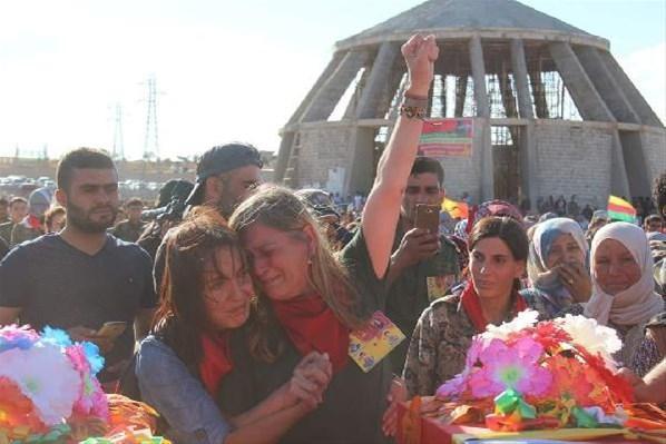 Kırmızı fularlı terörist Kobanide toprağa verildi