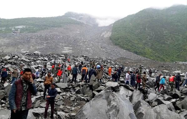 Heyelan ve devasa kayalar köyü yuttu, 141 kişi kayıp