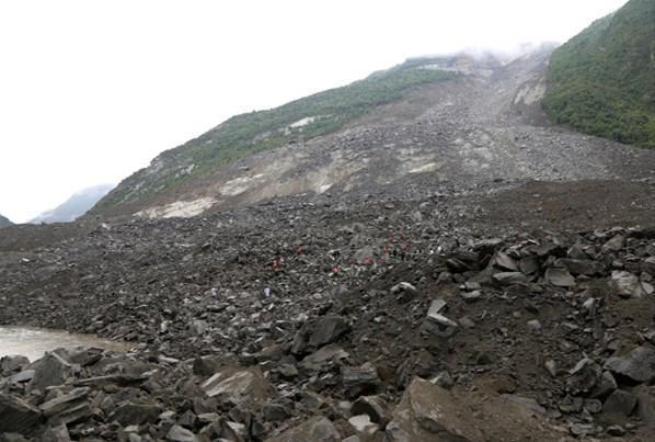 Heyelan ve devasa kayalar köyü yuttu, 141 kişi kayıp