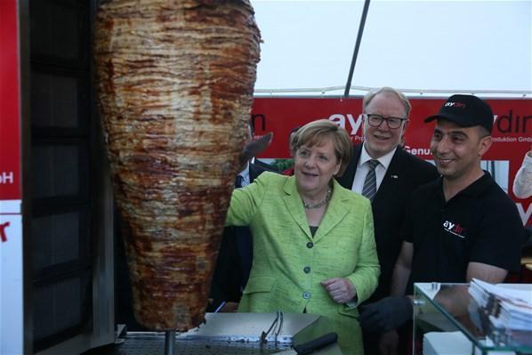 Angela Merkel, kestiği döneri eliyle yedi