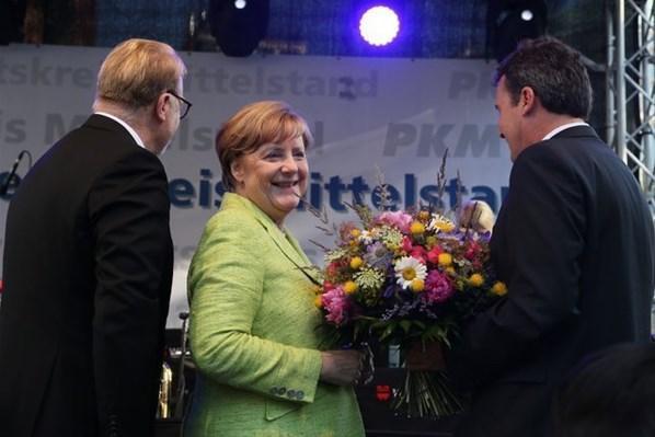 Angela Merkel döner kesti