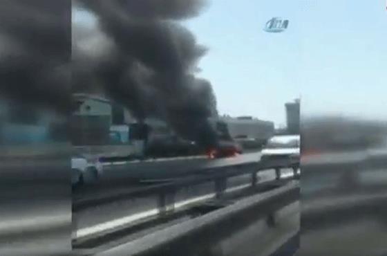 Yenibosnada araç yandı Trafik kilit