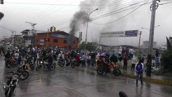 Venezuelada protestocular yiyecek deposunu yaktı