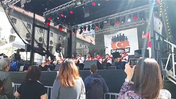 Türk bayrağına saygısızlık Sahneden indirdiler