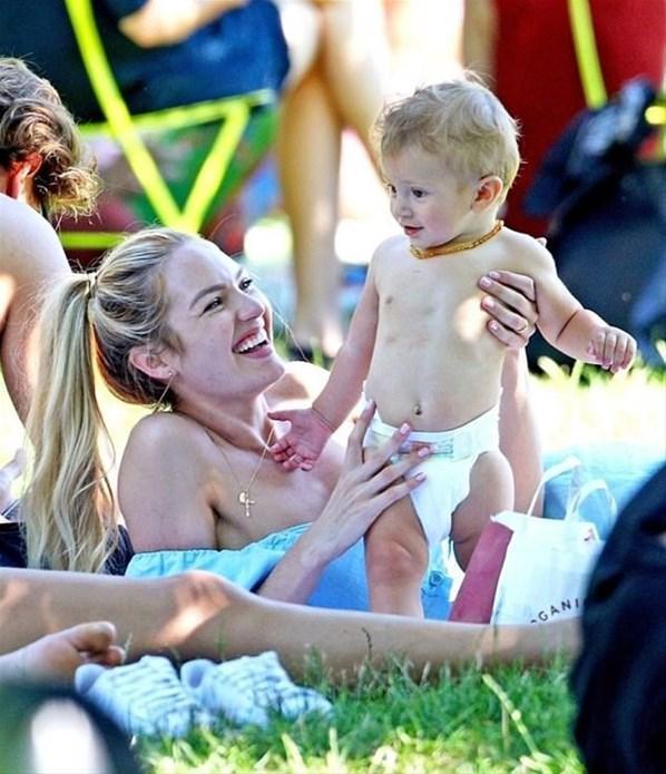 Candice Swanepoel oğluyla parkta