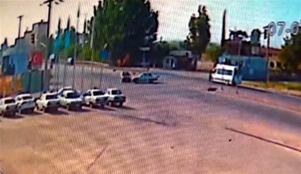 Trafik kazasında yaralı çocuklar yola savruldu