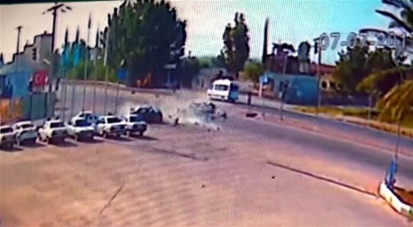 Trafik kazasında yaralı çocuklar yola savruldu