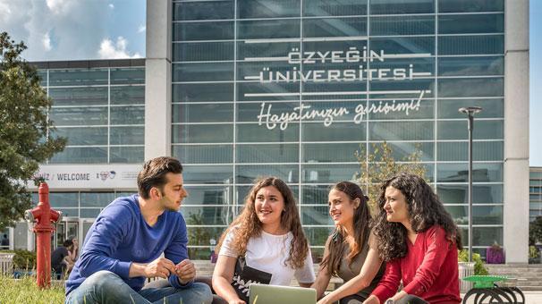 Özyeğin Üniversitesi 2017 tercih tanıtım döneminde aday öğrencileri ve aileleri karşılamaya hazır