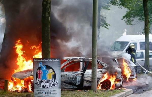 G20 zirvesi başladı Almanyada polisle çatışma