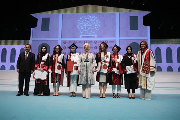 Emine Erdoğan, Bezmialem Vakıf Üniversitesi’nin mezuniyet törenine katıldı