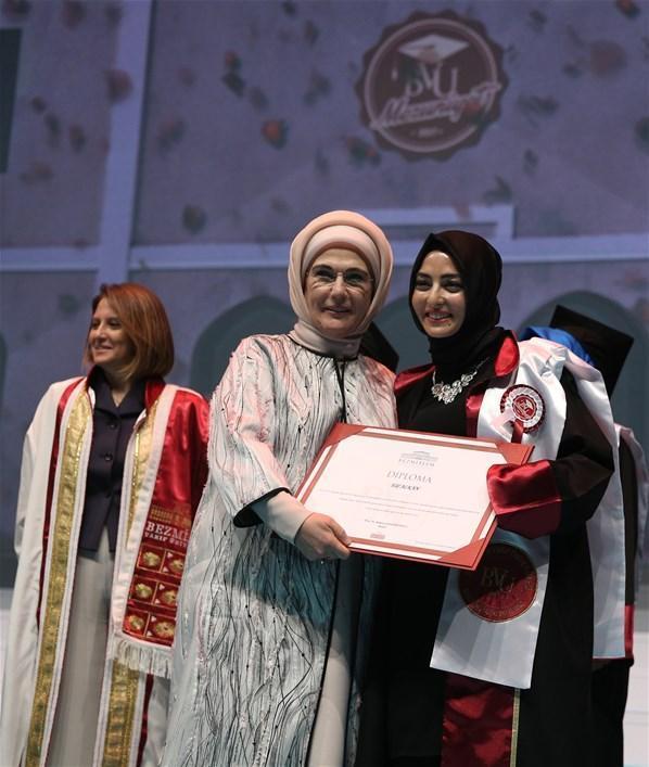 Emine Erdoğan, Bezmialem Vakıf Üniversitesi’nin mezuniyet törenine katıldı