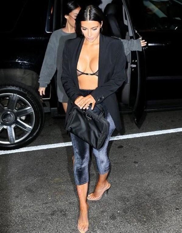 Kim Kardashian sokağa neredeyse çıplak çıktı