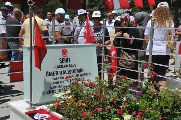 Ömer Halisdemirin kabrine ziyaretçi akını