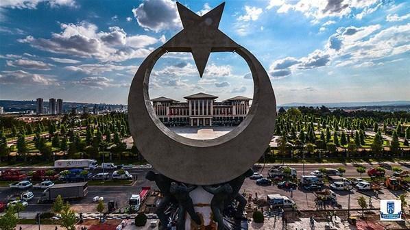 Külliyedeki 15 Temmuz Şehitler Abidesine yoğun ilgi