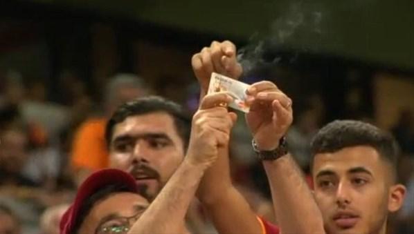 Galatasarayda büyük isyan Sneijder...