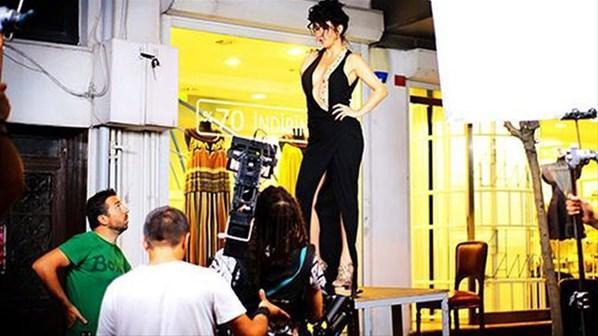 Hande Yener tezgahtarlık yaptığı mağazada klip çekti