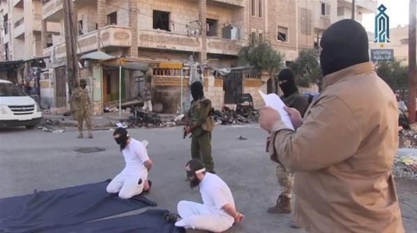 Halkın önünde IŞİD militanlarını infaz ettiler