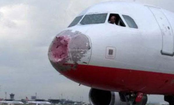 Şiddetli dolu yağışı yolcu uçaklarına zarar verdi