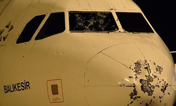 Kokpit camı çatlayan uçak Çanakkaleye acil iniş yaptı