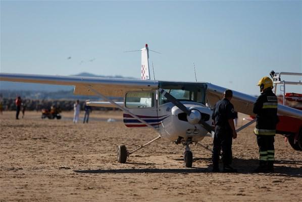 Şoke eden olay Uçak plaja indi: 2 ölü