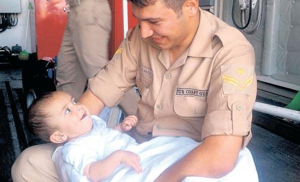 ‘Gelmeyin yoksa bebeği atarız’
