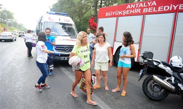 Antalyada turist taşıyan midibüs devrildi