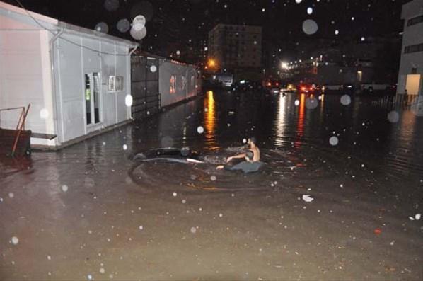 Zonguldak, bir saatlik yağmurla sele teslim oldu