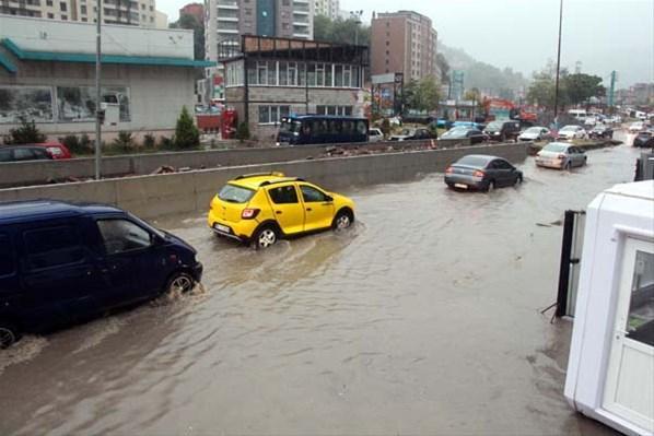 Zonguldak, bir saatlik yağmurla sele teslim oldu
