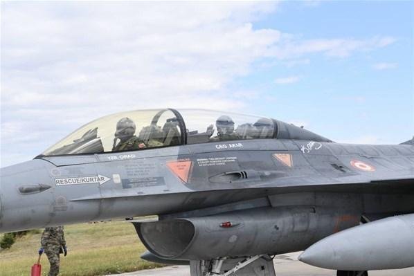 Orgeneral Akar, F-16 ile uçtu