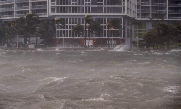 Amerika Floridada son durum Irma kasırgası 15 metrelik dalgalar oluşturdu