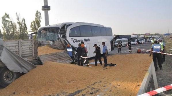 Ankarada yolcu otobüsü TIRa çarptı: Ölü ve yaralılar var