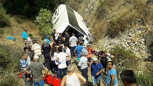 Antalyada tur otobüsü şarampole yuvarlandı