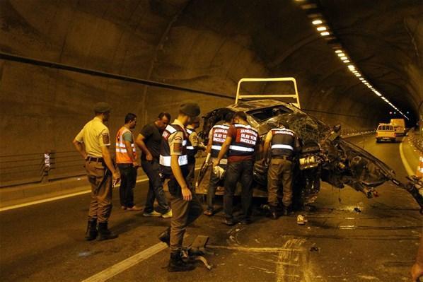 Otomobil tünelde bariyere çarptı: 2 ölü, 1 yaralı