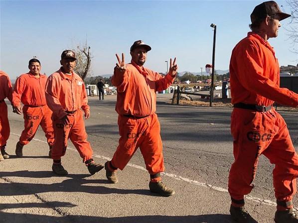 Kaliforniyadaki yangına mahkumlar ayakları zincirli müdahale ediyor