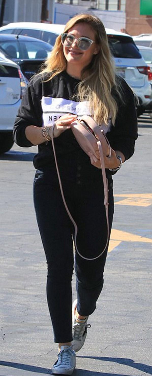 Hilary Duff sevgilisi ile sokak ortasında böyle yakalandı