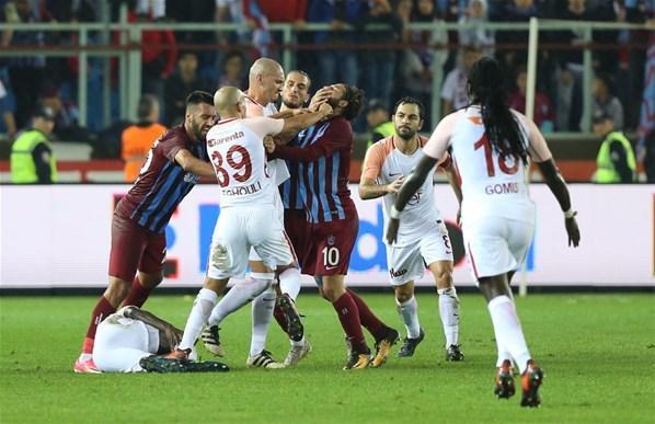 Trabzonda futbolcular birbirine girdi 2 kırmızı...