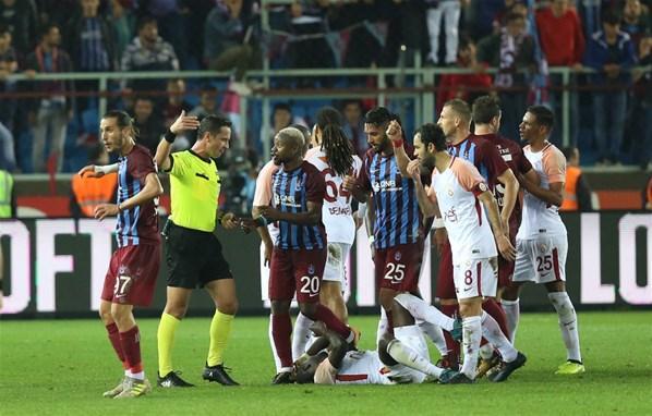 Trabzonda futbolcular birbirine girdi 2 kırmızı...
