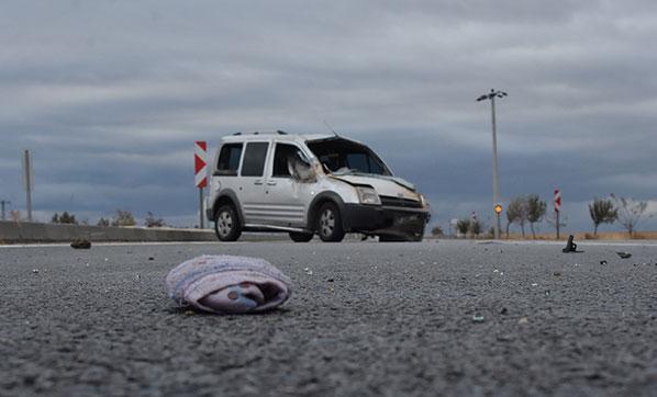 Konyada feci kaza: 1 çocuk öldü Yoldaki eşyalar yürekleri burktu
