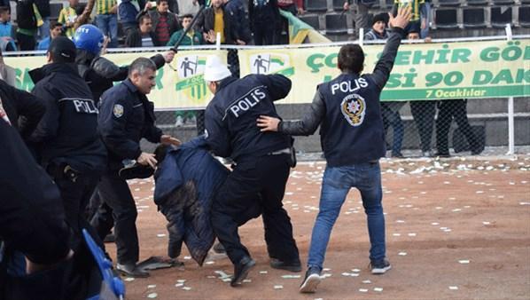 Çorum Belediyespor - Osmaniyespor maçı sonrası arbede yaşandı