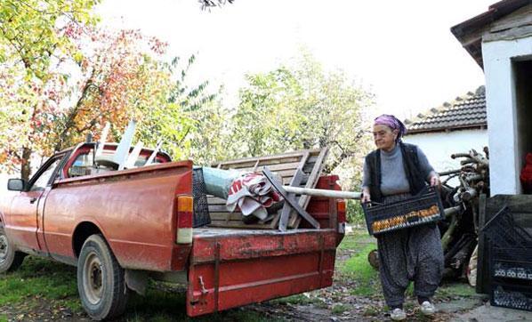 71 yaşındaki Fatma teyze kamyonetle pazarlara ürün taşıyor