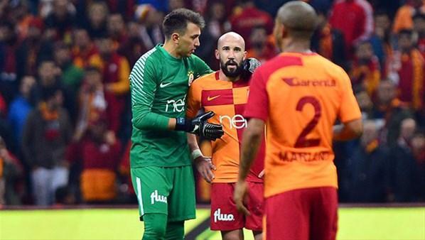 Galatasaraylılar kendi oyuncusunu ıslıkladı