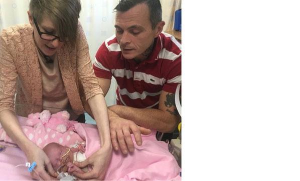 Kalbi dışarıda doğan bebek üç ameliyatla kurtarıldı