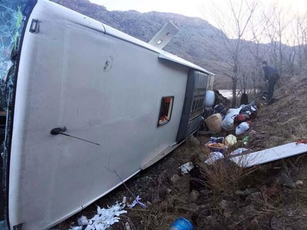 Karsta yolcu otobüsü devrildi: 30 yaralı