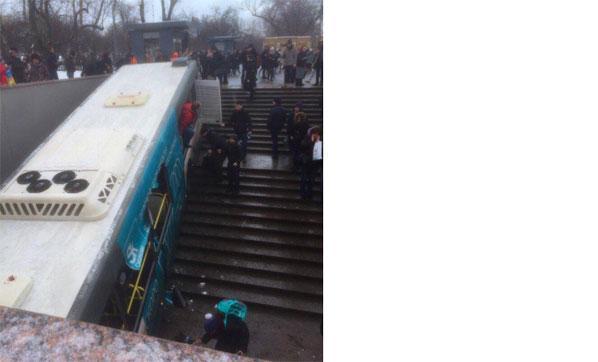 Rusyada yolcu otobüsü yaya alt geçidine girdi