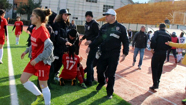Kadın futbolcular kavga etti, maç tatil edildi