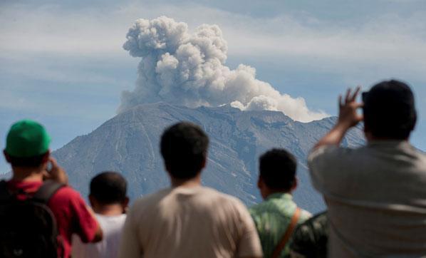 Agung Yanardağı harekete geçti Dumanlar 2 bin 500 metre yükseğe ulaştı