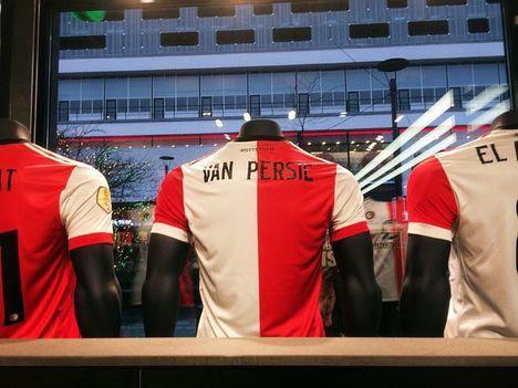 Feyenoord, Van Persie formalarını satışa çıkardı